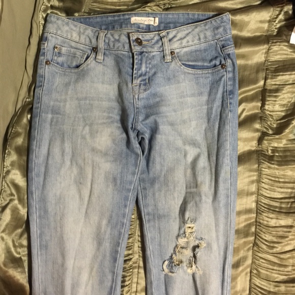 EUC light blue distressed boyfriend Jean 25