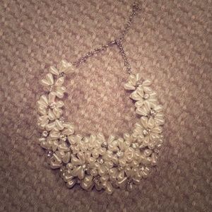 🎀NWOT Pearl Flower Statement Necklace🎀