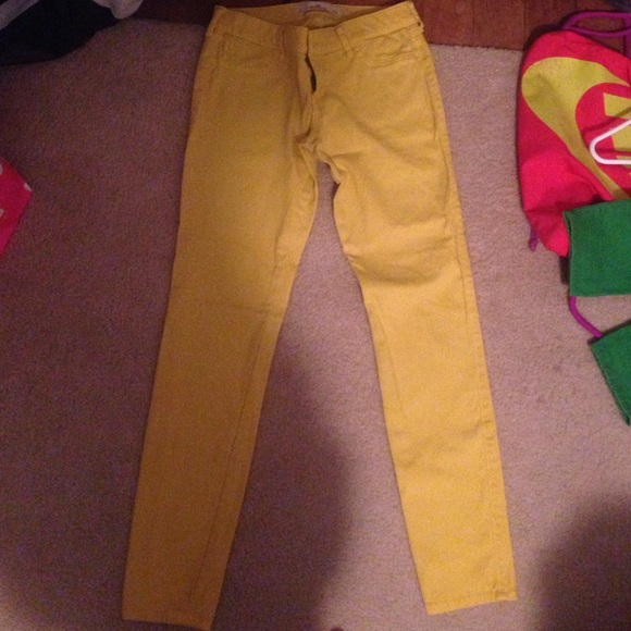 Hollister yellow skinny pants