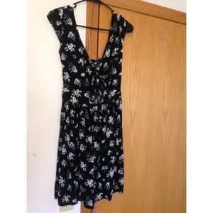 Floral dress with adorable inlet.