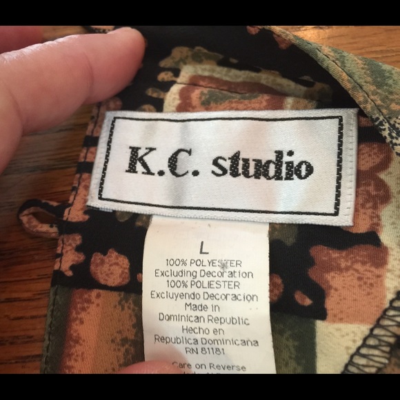 Lovely shirt with beautiful colors size large - Picture 3 of 4