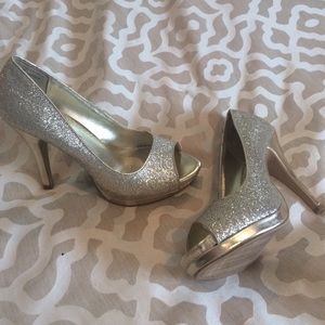 Rampage gold glitter pumps