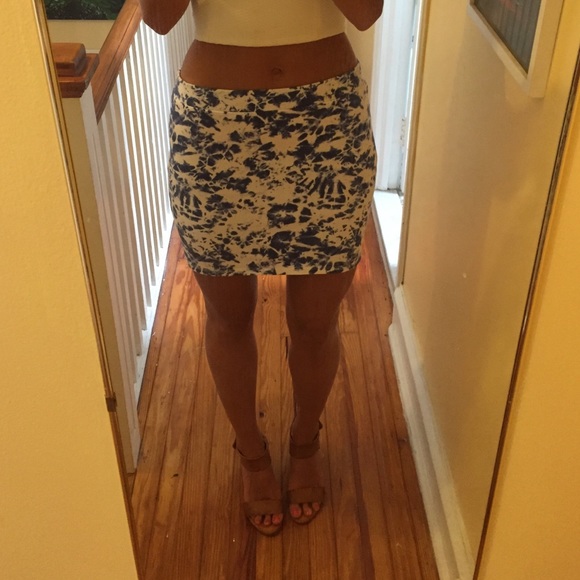 Blue and white mini skirt - Picture 1 of 4