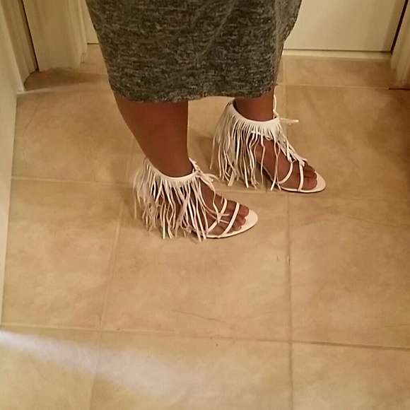 White fringed heels - Picture 2 of 3