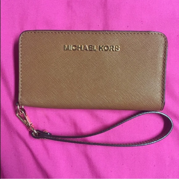 Micheal kors phone wristlet