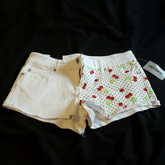 Skull cherry shorts