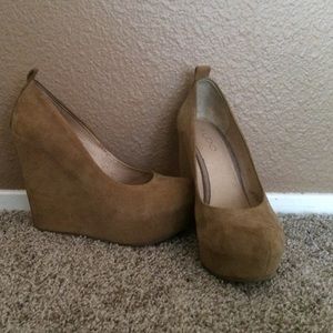 Also beige wedges