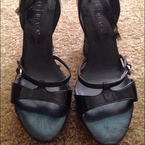 Black house white market wedges