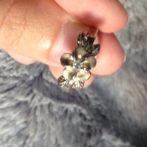 Size 8.5 flower ring