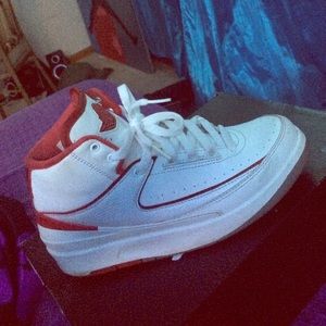 Jordan red & white 2's / includes the box!