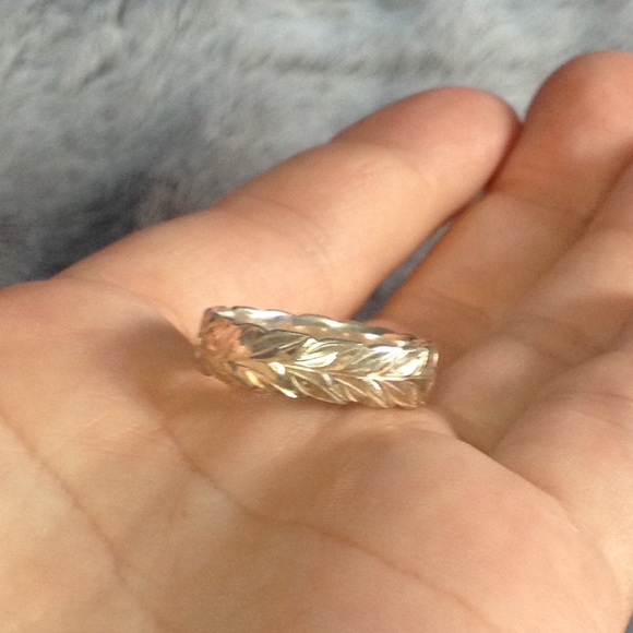 ❌ sold❌ Size 9 leaf detail silver ring