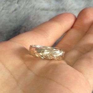 ❌ sold❌ Size 9 leaf detail silver ring