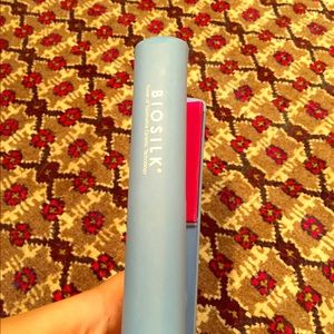 Biosilk 1" flat iron.