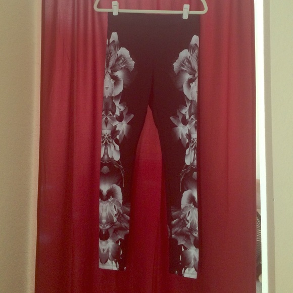 Express Black Floral Leggings - Picture 1 of 2