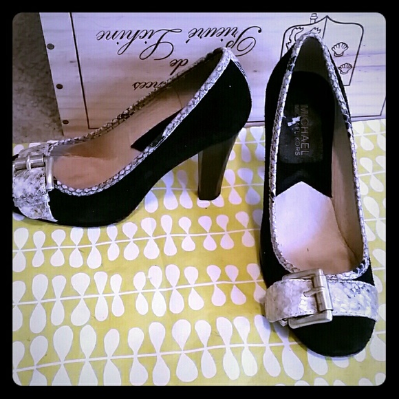 All black pump with snake print buckle and trimmin