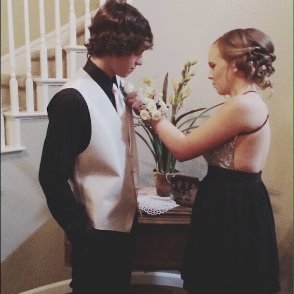 cute formal dress black and loose on bottom - Picture 4 of 4