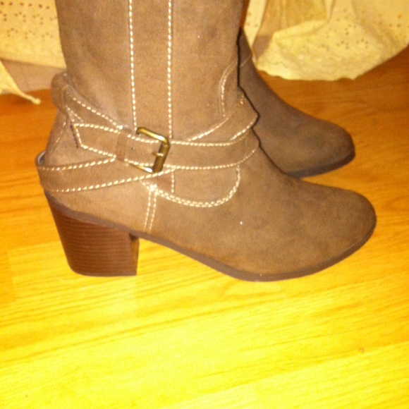 Boots - Picture 3 of 4