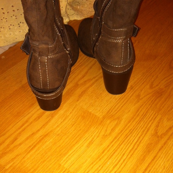 Boots - Picture 4 of 4