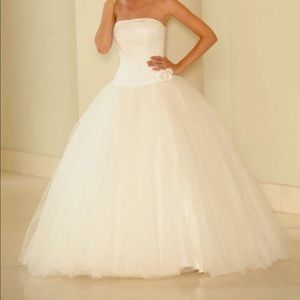 🎉$300 ONLY🎉 Oleg Cassini Wedding Gown /Ball Gown
