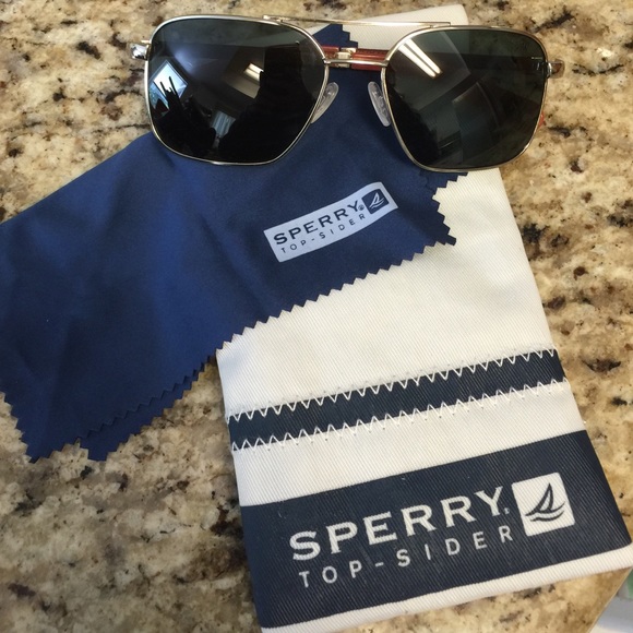 Gorgeous women's Sperry sunglasses!!