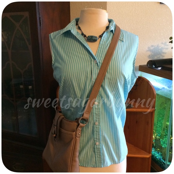 🌀 Adorable Striped Sky Blue Sleevless Top - Picture 2 of 4