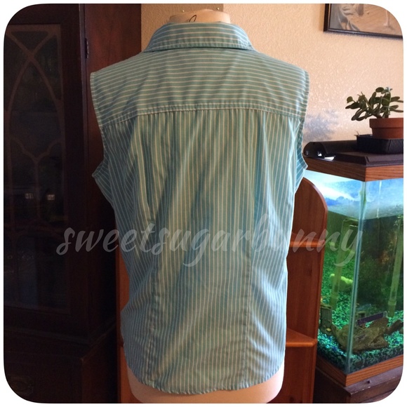 🌀 Adorable Striped Sky Blue Sleevless Top - Picture 3 of 4