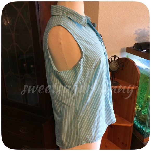 🌀 Adorable Striped Sky Blue Sleevless Top - Picture 4 of 4