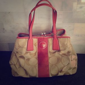 Summer Coach handbag medium size with pockets!