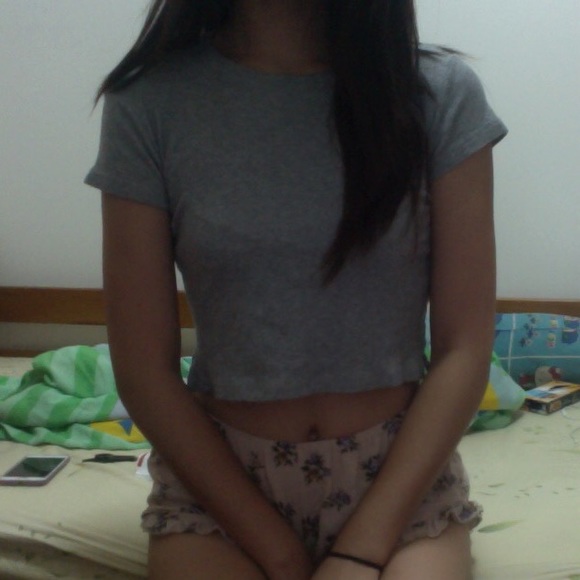 SOLD 🎉 Brandy Melville Cotton Gray Crop Top - Picture 2 of 2