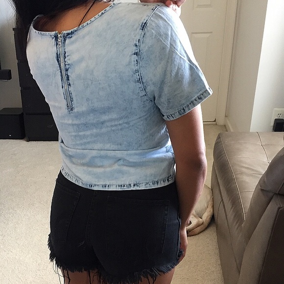 FINAL SALE! Chambray semi crop top - Picture 4 of 4