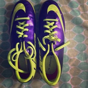 Indoor soccer shoes