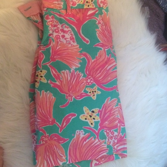 Lilly Pulitzer size 4 avenue short