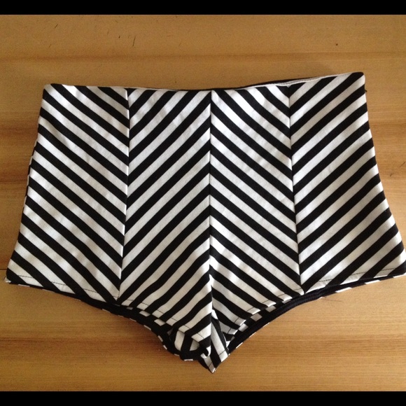 High Waist size Large Black & White Chevron Shorts - Picture 2 of 4