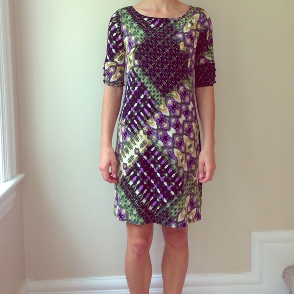 Patterned dress with button sleeves