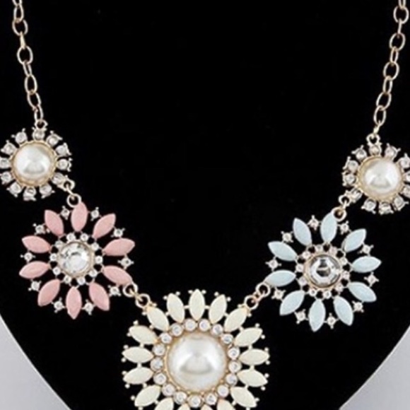 Crystal flower bib necklaces - Picture 1 of 3