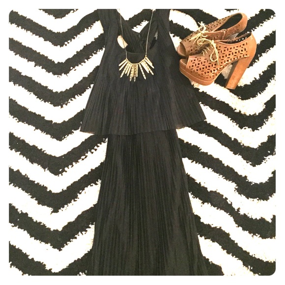 šHPššBlack pleated dress with open twist back - Picture 2 of 4