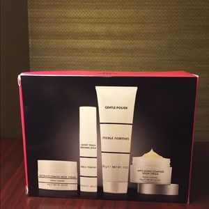Merle Norman Travel Gift Set