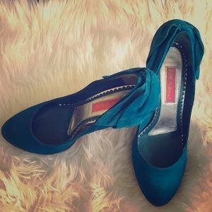 Gorgeous satin/suede pumps Betsey Johnson Size 8