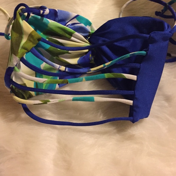 Bikinis - Picture 3 of 4
