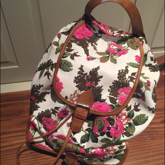 Decree floral knapsack