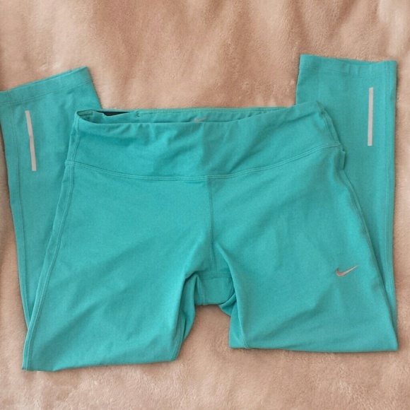 SOLD!! on m e r c a r i .Nike yoga capris.
