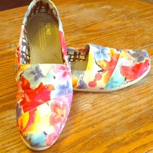 🎈Lowered Price🎈TOMS floral shoes