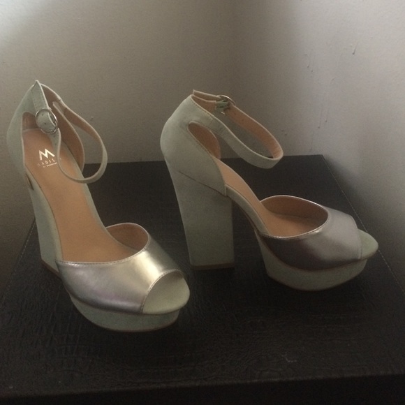NEW- Shoe Dazzle Caragh Size 8 - Picture 2 of 4