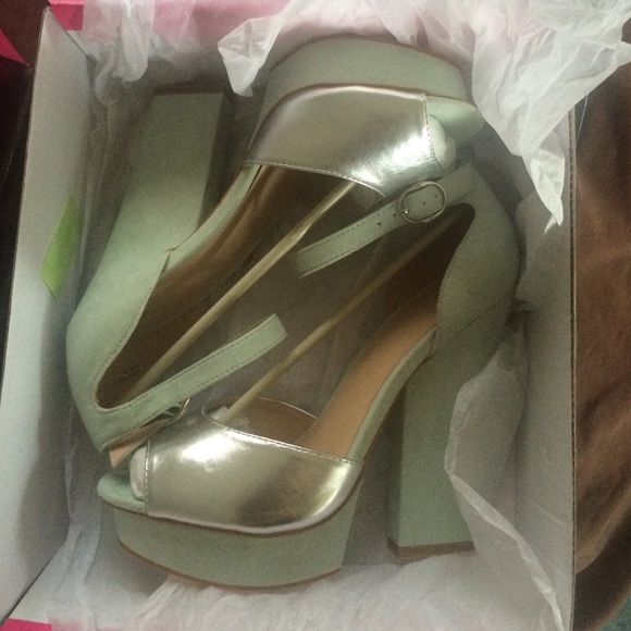 NEW- Shoe Dazzle Caragh Size 8 - Picture 3 of 4