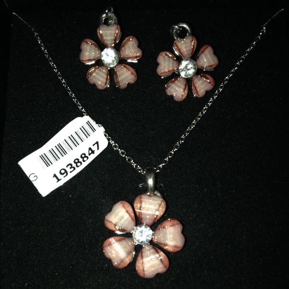 Costume flower ear rings and necklace set