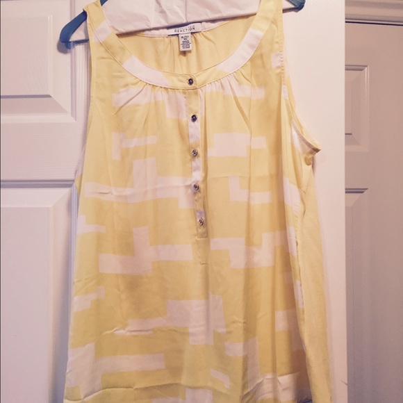Summer shell yellow and white. - Picture 1 of 4