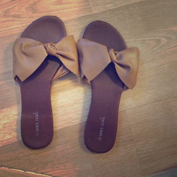 Leather bow sandals