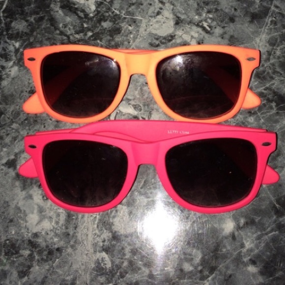 2 Pairs of sunglasses