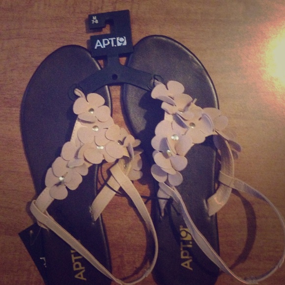 Floral detail sandals!
