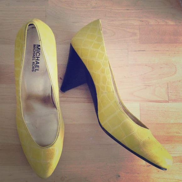 Michael Kors Yellow alligator pumps - Picture 1 of 4